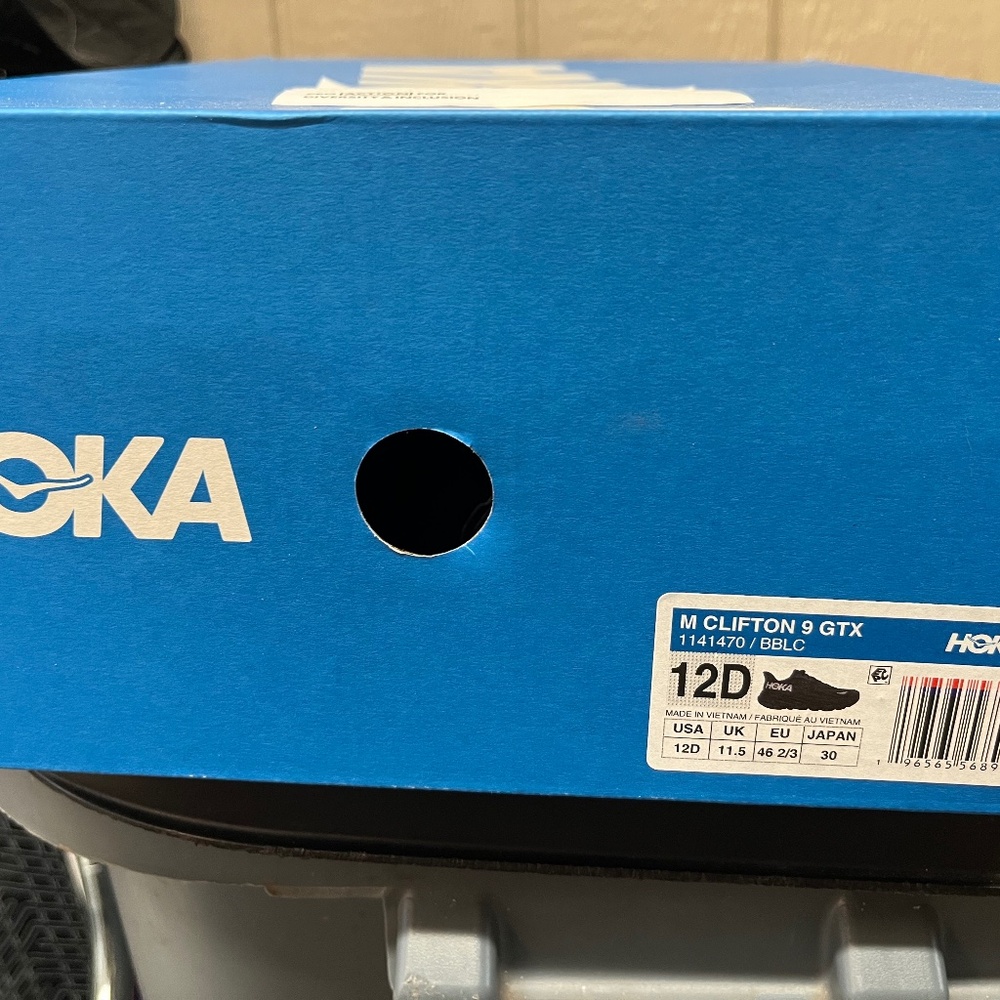 HOKA Men’s black Clifton 9 GTX shoes